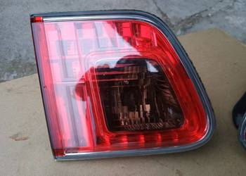 Lampa Tylna Lewa w klapę bagażnika kombi Toyota Avensis T27 (09-11) Anglik