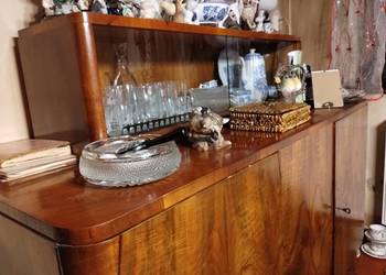 Sprzedam szeroki, niski stary kredens pokojowy z witryną z lat 50-tych XX w