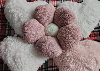 Poduszki włochate serduszka kwiatek