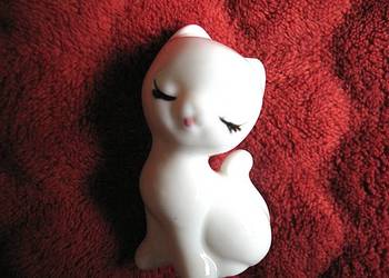 Kot - biały kotek, zamknięte oczka - porcelana - 6 x 4 x 3 cm
