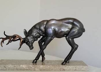 Elegancka rzeźba majestatycznego jelenia na marmurowej podstawie