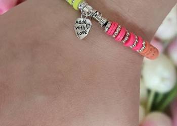 Bransoletka z tęczowych glinianych koralików