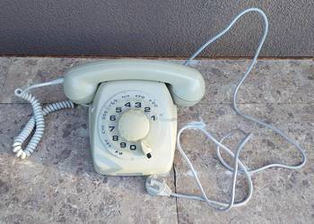 Stary telefon stacjonarny Kirk 73D lata 70te dekoracja rekwizyt