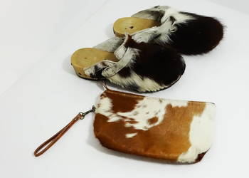 Drewniaki z naturalnej skóry bydlęcej z futrem oraz kopertówkę (wristlet po