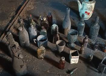 Zabytkowe butelki i porcelana