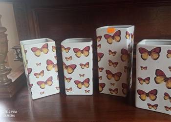 Doniczka. Motyle, na białej porcelanie.