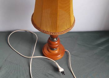 Elegancka lampka na szafkę z lat 80 – tych.