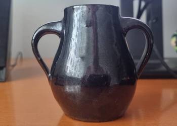 Mały, ceramiczny, czarny wazonik z 2 uchami