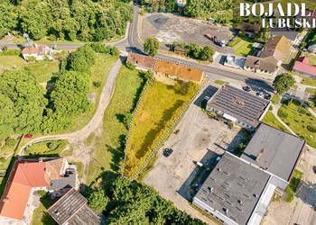 Na sprzedaż działka z trzema budynkami