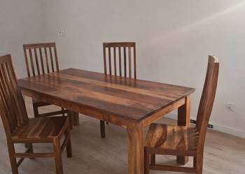 Stół i 6 krzeseł.