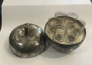 Zestaw do alkoholu w kształcie jabłka z kieliszkami – motywy z okresu III R