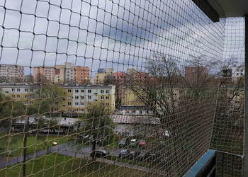 Założenie siatki na balkon przed ptakami Warszawa montaż siatki na balkon