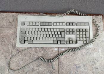 Stara klawiatura do komputera IBM 1391403 z 1988 roku
