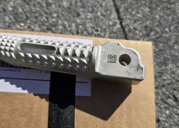 BMW S1000RR K67 Podnóżek tylny prawy 46717708634