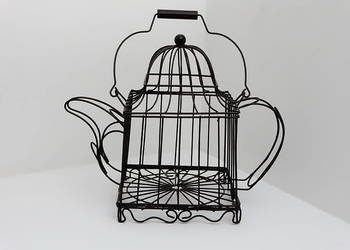 Dekoracyjna rzeźba druciana – połączenie imbryka i klatki dla ptaków