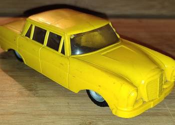 Stary model samochodu Mercedes z napędem na koło zamachowe.