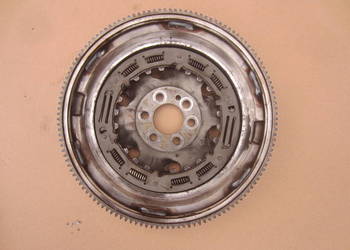 sprzęgło koło dwumasowe 04E105266K vw t-roc
