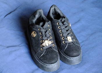 Sprzedam używane damskie adidasy w kolorze czarnym z ozdobami zadbane tanio