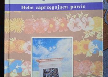 "HEBE ZAPRZĘGAJĄCA PAWIE" - Mary Wesley