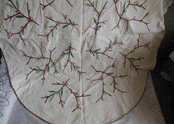 Obrus lniany haftowany ręcznie, ścinane koło