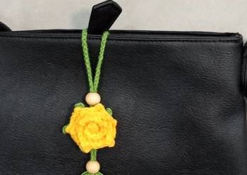 Róża wykonana na szydełku, brelok do kluczy