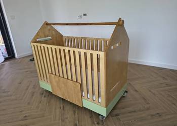 Przepiękne Łóżeczko dziecięce drewniane na kółkach domek bardzo solidne mat
