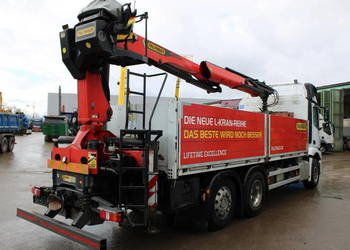 Mercedes skrzynia z tylnym dzwigiem do palet