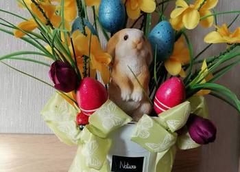 Oryginalna dekoracja świąteczna z zajączkiem w wiaderku.