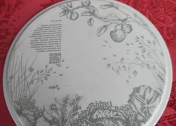 Porcelanowa podstawka pod gorące naczynia. 
Bez sygnatury.