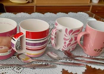 Duże kubki z łyżeczkami.