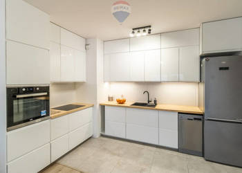 3 pokoje, 70 m², 2 balkony, garaż – Centrum