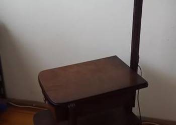 Drewniana lampa podłogowa ze stolikiem - ruchome ramię