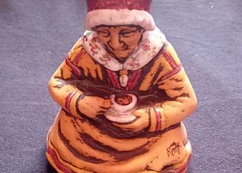 Ceramiczna figurka - staruszka w stroju ludowym, Szwecja, 1957 r. Sygnowana