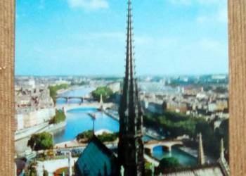 MOSTY NA SEKWANIE I WIEŻA KATEDRY NOTRE-DAME W PARYŻU