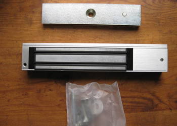 FE130US Zwora elektromagnetyczna 300kG