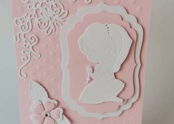 ZAWIADOMIENIA KOMUNIA DZIEWCZYNKA KLĘCZĄCA NAROŻNIK KORONKA C6 RÓŻ – BIEL