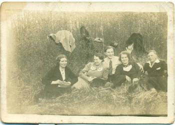 Stare zdjęcie rodzina przyjaciele ciekawy opis 3.05.1937 rok