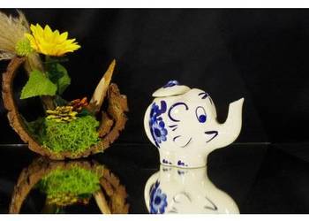Figuralny czajniczek ceramiczny Słoń – kobaltowe kwiaty, vintage