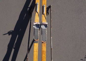 Stare narty jesionowe 180 cm + kijki w komplecie