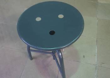 Metalowy taboret warsztatowy z regulacją wysokości