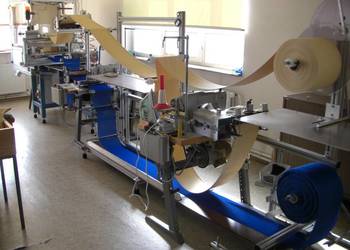 Automat do produkcji sciereczek czyszczacych firmy Beckmann