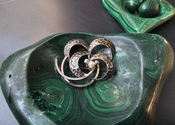 Piękna broszka z perłą