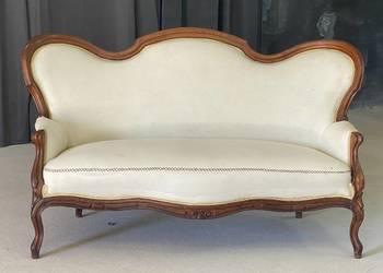 Elegancka sofa ludwikowska, rzeźbiona rama, klasyczna forma