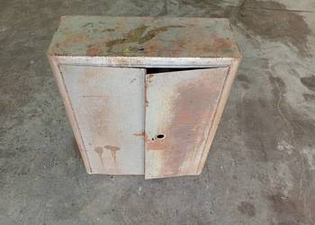 Szafka wisząca na narzędzia – styl PRL