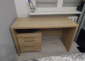Drewniane biurko z kontenerkiem