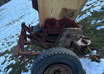 Rozsiewacz nawozu wapna kos wapniarka posypywarka piskarka