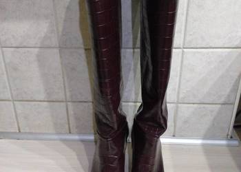 Kozaki w kolorze bordowym lakierowane .