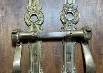 Stare klamki z szyldami z mosiądzu