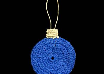 Zawieszka ozdoba szydełkowa na choinkę Bombka niebieska (Z235)