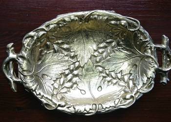 Stara mosiężna patera, oczyszczona i zakonserwowana. Stara mosiężna patera, oczyszczona i zakonserwowana.